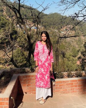 Kamya Ahlawat Instagram - A warm and sunny rendezvous with them cold hills. 🌞🌸