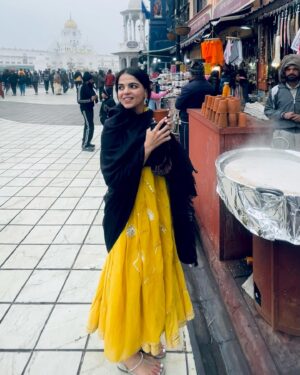 Kamya Ahlawat Instagram - Insert one Amrita Pritam poetry in here. 🌻