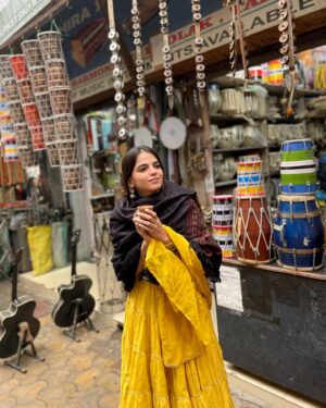 Kamya Ahlawat Instagram - Insert one Amrita Pritam poetry in here. 🌻
