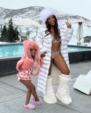 Kandi Burruss Instagram - Everywhere I go one of my daughters are upstaging me in the photo! 🤣 Last week it was @rileyburruss & now it’s @blazetucker! ❄️☃️

Coats & hats from: @theivyshowroom 
@fiskanistyle