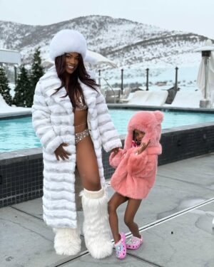 Kandi Burruss Instagram - Everywhere I go one of my daughters are upstaging me in the photo! 🤣 Last week it was @rileyburruss & now it’s @blazetucker! ❄️☃️

Coats & hats from: @theivyshowroom 
@fiskanistyle