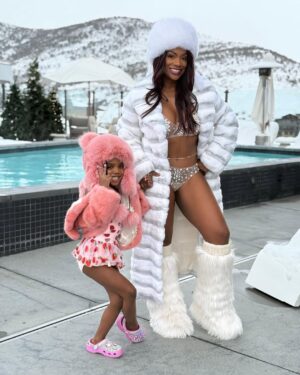 Kandi Burruss Instagram - Everywhere I go one of my daughters are upstaging me in the photo! 🤣 Last week it was @rileyburruss & now it’s @blazetucker! ❄️☃️

Coats & hats from: @theivyshowroom 
@fiskanistyle