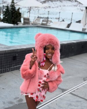 Kandi Burruss Instagram - Everywhere I go one of my daughters are upstaging me in the photo! 🤣 Last week it was @rileyburruss & now it’s @blazetucker! ❄️☃️

Coats & hats from: @theivyshowroom 
@fiskanistyle