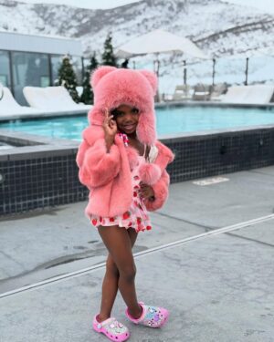 Kandi Burruss Instagram - Everywhere I go one of my daughters are upstaging me in the photo! 🤣 Last week it was @rileyburruss & now it’s @blazetucker! ❄️☃️

Coats & hats from: @theivyshowroom 
@fiskanistyle