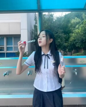 Kang Na-eon Instagram - 아싸 지은이와 가언고 인싸 of 인싸들.. 🥹
11/18 부터 @netflixkr 에서도 만나요🏫💙