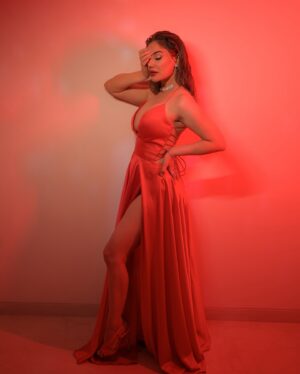 Kangna Sharma Instagram - Hey wassup insta peeps ❤️❤️Here my all Red is for you ❤️

Outfit - @the_simsstudio @seema_patel30 
Styling by - @tiara_gal 
Jwellary by - @the_jewel_gallery 
Photograper - @lsd.photography.official 
Makeup&hair- @makeup_asfaque