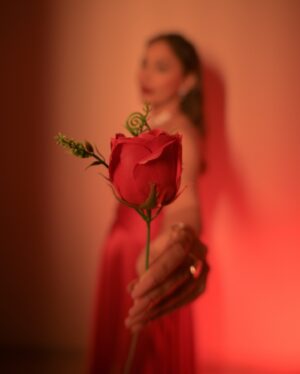 Kangna Sharma Instagram - Hey wassup insta peeps ❤️❤️Here my all Red is for you ❤️

Outfit - @the_simsstudio @seema_patel30 
Styling by - @tiara_gal 
Jwellary by - @the_jewel_gallery 
Photograper - @lsd.photography.official 
Makeup&hair- @makeup_asfaque