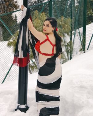 Kanika Maheshwari Instagram - Cold hands, warm heart, and a fire that even the snow can’t put out.❄️🔥 

Bow: @loveknots_in 

#saree #sareelove #redsaree #bollywood #snow #fyp #trending #kashmir #redbow #travel #yrf #scenic #iconic #bollywooddreams #mountains #sareelovers #yashraj #bollyqueen #indianwear #miniswitzerland #bow #sareenotsorry #naturephotography #wanderlust #travelphotography #bollywoodsongs #sonmarg #gulmarg #kashmirvalley #kanikamaheshwari
