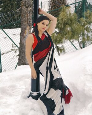 Kanika Maheshwari Instagram - Cold hands, warm heart, and a fire that even the snow can’t put out.❄️🔥 

Bow: @loveknots_in 

#saree #sareelove #redsaree #bollywood #snow #fyp #trending #kashmir #redbow #travel #yrf #scenic #iconic #bollywooddreams #mountains #sareelovers #yashraj #bollyqueen #indianwear #miniswitzerland #bow #sareenotsorry #naturephotography #wanderlust #travelphotography #bollywoodsongs #sonmarg #gulmarg #kashmirvalley #kanikamaheshwari