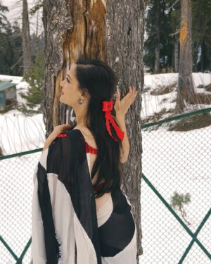 Kanika Maheshwari Instagram - Cold hands, warm heart, and a fire that even the snow can’t put out.❄️🔥 

Bow: @loveknots_in 

#saree #sareelove #redsaree #bollywood #snow #fyp #trending #kashmir #redbow #travel #yrf #scenic #iconic #bollywooddreams #mountains #sareelovers #yashraj #bollyqueen #indianwear #miniswitzerland #bow #sareenotsorry #naturephotography #wanderlust #travelphotography #bollywoodsongs #sonmarg #gulmarg #kashmirvalley #kanikamaheshwari