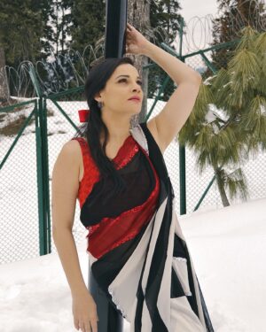 Kanika Maheshwari Instagram - Cold hands, warm heart, and a fire that even the snow can’t put out.❄️🔥 

Bow: @loveknots_in 

#saree #sareelove #redsaree #bollywood #snow #fyp #trending #kashmir #redbow #travel #yrf #scenic #iconic #bollywooddreams #mountains #sareelovers #yashraj #bollyqueen #indianwear #miniswitzerland #bow #sareenotsorry #naturephotography #wanderlust #travelphotography #bollywoodsongs #sonmarg #gulmarg #kashmirvalley #kanikamaheshwari