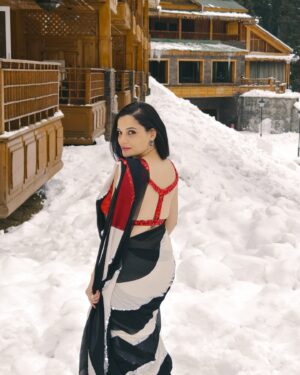 Kanika Maheshwari Instagram - Sarees in the snow? Now that’s a Bollywood dream. 🎥💃 

#saree #sareelove #redsaree #bollywood #snow #fyp #trending #kashmir #bhyp #travel #yrf #scenic #iconic #bollywooddreams #mountains #sareelovers #yashraj #bollyqueen #indianwear #miniswitzerland #sareestyle #sareenotsorry #naturephotography #wanderlust #travelphotography #bollywoodsongs #sonmarg #gulmarg #kashmirvalley #kanikamaheshwari