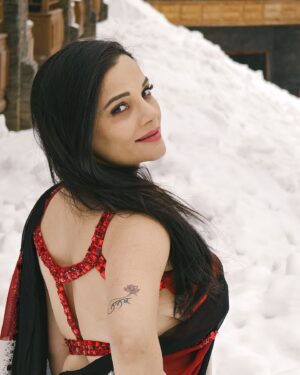 Kanika Maheshwari Instagram - Sarees in the snow? Now that’s a Bollywood dream. 🎥💃 

#saree #sareelove #redsaree #bollywood #snow #fyp #trending #kashmir #bhyp #travel #yrf #scenic #iconic #bollywooddreams #mountains #sareelovers #yashraj #bollyqueen #indianwear #miniswitzerland #sareestyle #sareenotsorry #naturephotography #wanderlust #travelphotography #bollywoodsongs #sonmarg #gulmarg #kashmirvalley #kanikamaheshwari
