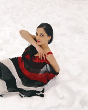 Kanika Maheshwari Instagram - Sarees in the snow? Now that’s a Bollywood dream. 🎥💃 

#saree #sareelove #redsaree #bollywood #snow #fyp #trending #kashmir #bhyp #travel #yrf #scenic #iconic #bollywooddreams #mountains #sareelovers #yashraj #bollyqueen #indianwear #miniswitzerland #sareestyle #sareenotsorry #naturephotography #wanderlust #travelphotography #bollywoodsongs #sonmarg #gulmarg #kashmirvalley #kanikamaheshwari