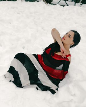 Kanika Maheshwari Instagram - Sarees in the snow? Now that’s a Bollywood dream. 🎥💃 

#saree #sareelove #redsaree #bollywood #snow #fyp #trending #kashmir #bhyp #travel #yrf #scenic #iconic #bollywooddreams #mountains #sareelovers #yashraj #bollyqueen #indianwear #miniswitzerland #sareestyle #sareenotsorry #naturephotography #wanderlust #travelphotography #bollywoodsongs #sonmarg #gulmarg #kashmirvalley #kanikamaheshwari