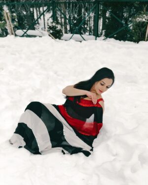 Kanika Maheshwari Instagram - Sarees in the snow? Now that’s a Bollywood dream. 🎥💃 

#saree #sareelove #redsaree #bollywood #snow #fyp #trending #kashmir #bhyp #travel #yrf #scenic #iconic #bollywooddreams #mountains #sareelovers #yashraj #bollyqueen #indianwear #miniswitzerland #sareestyle #sareenotsorry #naturephotography #wanderlust #travelphotography #bollywoodsongs #sonmarg #gulmarg #kashmirvalley #kanikamaheshwari