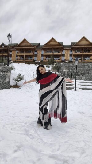 Kanika Maheshwari Instagram - Living my ultimate Bollywood dream in the heart of Kashmir at -5°C! ❄️❤️

This place is pure magic, and now I can’t stop dreaming about my next destination. 

Any ideas? 

Who knows, maybe the next stop is a Yash Raj movie set! 😉 @yrf 

Bow: @loveknots_in 

#kashmir #bollywood #bollywooddance #bollyqueen #yashraj #saree #mountains #yrf #travel #viralreels #reelsinstagram #sareelove #sareefashion #sonmarg #gulmarg #bow #naturephotography #explore #shoot #beauty #travelphotography #love #kashmirdairies #reelitfeelit #trendingreels #fyp #travelblogger #travelgram #valentinespecial #kanikamaheshwari