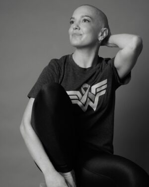 Kara Lindsay Instagram - My new lewk. G.I. Kara?

Thank you all for sending your support and love! It means so much🥹
Cancer sucks. And it affects so many of us either directly or indirectly. I still have more to do on this road to recovery. I can’t wait for it all to be behind me. For now, the only thing I have control over is how I walk through this. Walking through with my bald head held high! 

Thank you to @jennyandersonphoto and @katnejatbeauty for these wonderful photos. You’re angels. 

Fam and I will be off to Disney in a few days and I cannot wait!