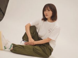 Karen Miyama Instagram - #LabradorRetrieverPLUS さんとのコラボアイテム
受注締め切りは明日です！📢

こちらはTシャツ
カラーは、白/黒/グレー/チャコール/水色です🤍
サイズも沢山作りました。

バックプリントは私の写真にイラストを加えました。
胸にはむすび(カフェラテver.)の刺繍🪡
お気に入り☺︎

ラスト2枚は撮影中のおふざけ美山。
ひとりバイオハザード。
肩と膝から血飛沫だしてます。

詳細・ご購入はコチラ👇
@labrador_plus 
labrador-retriever-plus.jp/SHOP/240689/24…
#LabradorRetriever #ラブラドールレトリバープラス #ラブラドールレトリバー