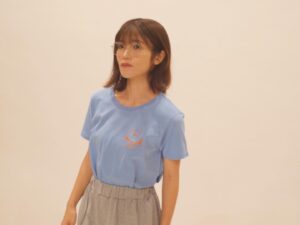 Karen Miyama Instagram - #LabradorRetrieverPLUS さんとのコラボアイテム
受注締め切りは明日です！📢

こちらはTシャツ
カラーは、白/黒/グレー/チャコール/水色です🤍
サイズも沢山作りました。

バックプリントは私の写真にイラストを加えました。
胸にはむすび(カフェラテver.)の刺繍🪡
お気に入り☺︎

ラスト2枚は撮影中のおふざけ美山。
ひとりバイオハザード。
肩と膝から血飛沫だしてます。

詳細・ご購入はコチラ👇
@labrador_plus 
labrador-retriever-plus.jp/SHOP/240689/24…
#LabradorRetriever #ラブラドールレトリバープラス #ラブラドールレトリバー