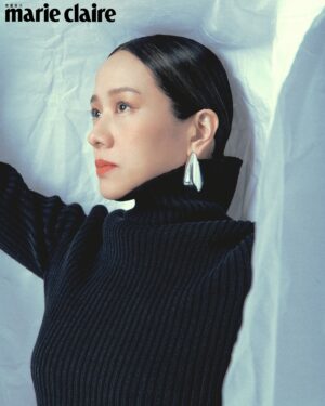 Karena Lam Kar-Yan Instagram - #MCPeople #林嘉欣
走過人生的不同階段，林嘉欣如今找到屬於自己的節奏，他從陶藝創作中感受到的，僅是與自己和解，更是找到釋放生命的開關。他以自己相當敬佩的英國陶藝家露西·瑞爾（Lucie Rie）為例表示：「他活在充滿動盪的年代，卻依然堅持創作，並且在作品裡投入豐沛的能量。身軀小小的他，持續創作陶藝到90幾歲，當我看到他晚年的照片，彷彿把自己變成作品，那種陶土獨有的包容和溫暖，全都流露在他的臉上。」露西·瑞爾的堅韌和專注，讓林嘉欣深深體會到，創作本身就是一種人生態度。
 
這份對創作的投入，也讓林嘉欣更加坦然面對生活，「我現在完全不會去刻意強求什麼，而是順著身體，因為身體比自己還聰明、比自己還懂你。」他笑著說，這樣的心態轉變，讓他不再執著於完美，而是學會跟隨當下的感覺，去體驗每一個階段的生命流動，「畢竟很多時候，我們都太體貼、太顧全大局，最後卻委屈了自己。但其實，有時候我們需要勇敢地說『不』，才能真正找到屬於自己的生活方式。」

走出生命的自在之道 林嘉欣
點擊BIO看People 全文專訪

Talent／林嘉欣 @karenalamkayan
Editor-in-Chief／Sara Lee @slandhercolletions
Styling / @alfiehsu888 
Senior Features Editor／Patreeck Liao @patreeck_xxoo
Text ／Eika Hung @eikahuang 
Photographer／Kuo huan kao kuohuankao
Make Up ／Will Wong @wi11wongofficial
Hair／ Kristy Cheng @kristywailing
Styling Assistant／ Irene、Nina
Wardrobe／Bottega Veneta @newbottega Hermès @hermes 
Balenciaga @balenciaga
#marieclairetw #派脆克