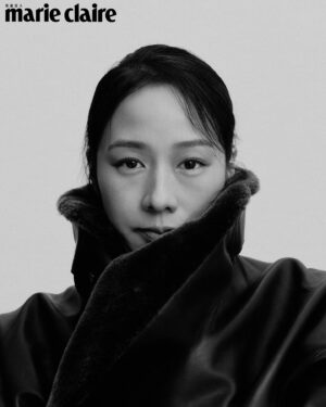 Karena Lam Kar-Yan Instagram - #MCPeople #林嘉欣
走過人生的不同階段，林嘉欣如今找到屬於自己的節奏，他從陶藝創作中感受到的，僅是與自己和解，更是找到釋放生命的開關。他以自己相當敬佩的英國陶藝家露西·瑞爾（Lucie Rie）為例表示：「他活在充滿動盪的年代，卻依然堅持創作，並且在作品裡投入豐沛的能量。身軀小小的他，持續創作陶藝到90幾歲，當我看到他晚年的照片，彷彿把自己變成作品，那種陶土獨有的包容和溫暖，全都流露在他的臉上。」露西·瑞爾的堅韌和專注，讓林嘉欣深深體會到，創作本身就是一種人生態度。
 
這份對創作的投入，也讓林嘉欣更加坦然面對生活，「我現在完全不會去刻意強求什麼，而是順著身體，因為身體比自己還聰明、比自己還懂你。」他笑著說，這樣的心態轉變，讓他不再執著於完美，而是學會跟隨當下的感覺，去體驗每一個階段的生命流動，「畢竟很多時候，我們都太體貼、太顧全大局，最後卻委屈了自己。但其實，有時候我們需要勇敢地說『不』，才能真正找到屬於自己的生活方式。」

走出生命的自在之道 林嘉欣
點擊BIO看People 全文專訪

Talent／林嘉欣 @karenalamkayan
Editor-in-Chief／Sara Lee @slandhercolletions
Styling / @alfiehsu888 
Senior Features Editor／Patreeck Liao @patreeck_xxoo
Text ／Eika Hung @eikahuang 
Photographer／Kuo huan kao kuohuankao
Make Up ／Will Wong @wi11wongofficial
Hair／ Kristy Cheng @kristywailing
Styling Assistant／ Irene、Nina
Wardrobe／Bottega Veneta @newbottega Hermès @hermes 
Balenciaga @balenciaga
#marieclairetw #派脆克