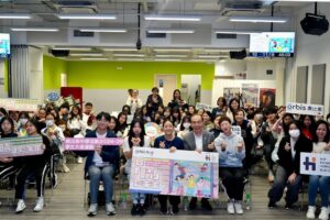 Karena Lam Kar-Yan Instagram - 【奧比斯學生大使運動2024-25】開展第一波🔥 
 
奧比斯中學活動「學生大使運動」2024-25有超過60隊來自50間唔同學校嘅同學參加😆！今日我哋順利舉行咗第一波聯校活動 —「與奧比斯對話」交流會✨。
我哋邀請咗青年成長伙伴 #協成行發展有限公司 董事總經理方文雄先生，銅紫荊星章，太平紳士，為今屆所有同學打氣。會上仲有奧比斯光明大使 @karenalamkayan ，同埋啱啱去完海外救盲之旅嘅學生大使Edith同Oscar，一齊喺台上分享奧比斯偏遠醫療工作嘅所見所聞😲！
打氣儀式進行之後，過百位奧比斯學生大使走入牛棚藝術村進行City Hunt定向挑戰🧠🏋️‍♂️！ 
 
挑戰第一步☝🏻
跳出舒適圈，互相交流認識，擴闊社交圈子⭕️
挑戰第二步✌🏻
互相補足，發揮團隊合作精神✨，協力完成各項障礙挑戰💪🏻 
 
見到大家係短短嘅時間入面唔單止玩得好投入，仲玩到唔捨得走，真係好開心🤣！
衷心感謝青年成長伙伴 #協成行發展有限公司 嘅鼎力支持, 貢獻力量助學生成長及發展，讓他們可以創造屬於自己嘅「睛」彩未來！

嚟緊1月份，奧比斯好快就會喺 #香港城市大學 舉行第二波聯校黑暗體驗，屆時希望同學們一樣全情投入🏋️‍♂️💃🧠! 奧比斯「學生大使運動」世一‼️ 奧比斯亦將舉行更多「睛」彩 嘅 校園護眼活動，敬請期待🔥❤️ 。
 
#奧比斯 #青年成長伙伴 #協成行發展有限公司 | @livingaestheticshk #學生大使運動 #課外活動 #海外救盲 #中學