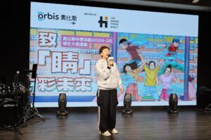 Karena Lam Kar-Yan Instagram - 【奧比斯學生大使運動2024-25】開展第一波🔥 
 
奧比斯中學活動「學生大使運動」2024-25有超過60隊來自50間唔同學校嘅同學參加😆！今日我哋順利舉行咗第一波聯校活動 —「與奧比斯對話」交流會✨。
我哋邀請咗青年成長伙伴 #協成行發展有限公司 董事總經理方文雄先生，銅紫荊星章，太平紳士，為今屆所有同學打氣。會上仲有奧比斯光明大使 @karenalamkayan ，同埋啱啱去完海外救盲之旅嘅學生大使Edith同Oscar，一齊喺台上分享奧比斯偏遠醫療工作嘅所見所聞😲！
打氣儀式進行之後，過百位奧比斯學生大使走入牛棚藝術村進行City Hunt定向挑戰🧠🏋️‍♂️！ 
 
挑戰第一步☝🏻
跳出舒適圈，互相交流認識，擴闊社交圈子⭕️
挑戰第二步✌🏻
互相補足，發揮團隊合作精神✨，協力完成各項障礙挑戰💪🏻 
 
見到大家係短短嘅時間入面唔單止玩得好投入，仲玩到唔捨得走，真係好開心🤣！
衷心感謝青年成長伙伴 #協成行發展有限公司 嘅鼎力支持, 貢獻力量助學生成長及發展，讓他們可以創造屬於自己嘅「睛」彩未來！

嚟緊1月份，奧比斯好快就會喺 #香港城市大學 舉行第二波聯校黑暗體驗，屆時希望同學們一樣全情投入🏋️‍♂️💃🧠! 奧比斯「學生大使運動」世一‼️ 奧比斯亦將舉行更多「睛」彩 嘅 校園護眼活動，敬請期待🔥❤️ 。
 
#奧比斯 #青年成長伙伴 #協成行發展有限公司 | @livingaestheticshk #學生大使運動 #課外活動 #海外救盲 #中學