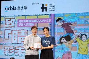 Karena Lam Kar-Yan Instagram - 【奧比斯學生大使運動2024-25】開展第一波🔥 
 
奧比斯中學活動「學生大使運動」2024-25有超過60隊來自50間唔同學校嘅同學參加😆！今日我哋順利舉行咗第一波聯校活動 —「與奧比斯對話」交流會✨。
我哋邀請咗青年成長伙伴 #協成行發展有限公司 董事總經理方文雄先生，銅紫荊星章，太平紳士，為今屆所有同學打氣。會上仲有奧比斯光明大使 @karenalamkayan ，同埋啱啱去完海外救盲之旅嘅學生大使Edith同Oscar，一齊喺台上分享奧比斯偏遠醫療工作嘅所見所聞😲！
打氣儀式進行之後，過百位奧比斯學生大使走入牛棚藝術村進行City Hunt定向挑戰🧠🏋️‍♂️！ 
 
挑戰第一步☝🏻
跳出舒適圈，互相交流認識，擴闊社交圈子⭕️
挑戰第二步✌🏻
互相補足，發揮團隊合作精神✨，協力完成各項障礙挑戰💪🏻 
 
見到大家係短短嘅時間入面唔單止玩得好投入，仲玩到唔捨得走，真係好開心🤣！
衷心感謝青年成長伙伴 #協成行發展有限公司 嘅鼎力支持, 貢獻力量助學生成長及發展，讓他們可以創造屬於自己嘅「睛」彩未來！

嚟緊1月份，奧比斯好快就會喺 #香港城市大學 舉行第二波聯校黑暗體驗，屆時希望同學們一樣全情投入🏋️‍♂️💃🧠! 奧比斯「學生大使運動」世一‼️ 奧比斯亦將舉行更多「睛」彩 嘅 校園護眼活動，敬請期待🔥❤️ 。
 
#奧比斯 #青年成長伙伴 #協成行發展有限公司 | @livingaestheticshk #學生大使運動 #課外活動 #海外救盲 #中學