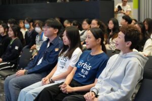Karena Lam Kar-Yan Instagram - 【奧比斯學生大使運動2024-25】開展第一波🔥 
 
奧比斯中學活動「學生大使運動」2024-25有超過60隊來自50間唔同學校嘅同學參加😆！今日我哋順利舉行咗第一波聯校活動 —「與奧比斯對話」交流會✨。
我哋邀請咗青年成長伙伴 #協成行發展有限公司 董事總經理方文雄先生，銅紫荊星章，太平紳士，為今屆所有同學打氣。會上仲有奧比斯光明大使 @karenalamkayan ，同埋啱啱去完海外救盲之旅嘅學生大使Edith同Oscar，一齊喺台上分享奧比斯偏遠醫療工作嘅所見所聞😲！
打氣儀式進行之後，過百位奧比斯學生大使走入牛棚藝術村進行City Hunt定向挑戰🧠🏋️‍♂️！ 
 
挑戰第一步☝🏻
跳出舒適圈，互相交流認識，擴闊社交圈子⭕️
挑戰第二步✌🏻
互相補足，發揮團隊合作精神✨，協力完成各項障礙挑戰💪🏻 
 
見到大家係短短嘅時間入面唔單止玩得好投入，仲玩到唔捨得走，真係好開心🤣！
衷心感謝青年成長伙伴 #協成行發展有限公司 嘅鼎力支持, 貢獻力量助學生成長及發展，讓他們可以創造屬於自己嘅「睛」彩未來！

嚟緊1月份，奧比斯好快就會喺 #香港城市大學 舉行第二波聯校黑暗體驗，屆時希望同學們一樣全情投入🏋️‍♂️💃🧠! 奧比斯「學生大使運動」世一‼️ 奧比斯亦將舉行更多「睛」彩 嘅 校園護眼活動，敬請期待🔥❤️ 。
 
#奧比斯 #青年成長伙伴 #協成行發展有限公司 | @livingaestheticshk #學生大使運動 #課外活動 #海外救盲 #中學