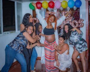 Karent Hinestroza Instagram - La vida recientemente. 🌻

[Memorias de los cumple🎉] 

Gente amada; familia, gracias.❤️ 

1. Amado mío 
2. Hermanas mías 
3. Manitas 
4. Mamá 
5. Mamás 
6. Papás 
7. Papá
8. Esposo
9. Hermanxs 
10. Mis dos bebés

📷: @hairfer2010

#life #happylife #gratefulforyouall #mifamilia #gracias #newjourney #karenthinestroza