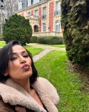 Karima Charni Instagram - Dump d’une folle semaine ✨

1) l’avant dernier prime 👗
2) dernier tournage au château 🏰
3) Au revoir 👋🏽✨🥹
4) On a travaillé avec @benjelloun_malika & @nikosaliagas 💙 
5) Elle a sorti le clip de « Mauvais garçon » Bravo @helena_blly 🫰🏽
6) Il a fait son 1er Olympia 🥹✨ @pierregarniermusique ❤️
7) Je les ai presque tous retrouvé 🤩😘 @cha_doree26 @maureenvltt @emmaaamusic__ @masseobnt @whozpaulmiles 
8) On a bien bossé avec @luciebernardoni 🤩💕
9) Après le bus, je vous présente mon nouveau taxi 😜
10) Mes jolies @ebonyqueensheba & @marinedmusique bravo pour ces 15 semaines! Vous êtes lumineuses, intelligentes et talentueuses! À vous de jouer maintenant 🔥✨🤍

Le clap de fin de la saison 2024, c’est demain à 21h10 sur @tf1 ✨