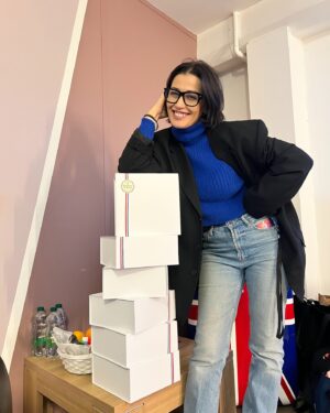 Karima Charni Instagram - 🎅🏻🎄🎁 Prime 11 🎁🎄🎅🏻

Ce soir les élèves ont carte blanche mais samedi dernier on a célébré Noël et c’était beau ✨

1) My spice boy in my spice world @nikosaliagas 🎅🏻🤶🏼❤️
2) En famille mais au boulot 🤝🏽 @hediacharni @baboucharni 🤝🏽🤍
3) Quand tu veux faire découvrir à tous les spécialités rémoises! Merci @biscuiteriedereims ✨🙏🏽😋
4) Retrouvailles avec l’incroyable @loicnottet_officiel (cette voix! Ce titre! 😍🔥)
5) @francklenar quelques secondes avant de découvrir sa surprise 🥹
6) @ebonyqueensheba juste après la sienne 🎉🥳 @tayc 
7) Tout est possible à la Star Academy n’est ce pas @marinedmusique (toujours faire attention à ce que l’on souhaite! 😉😅) 
8) Ma team de choc @sylvain.decolfmacker & @amand_makeupartist 💆🏽‍♀️💄💕
9) 💋

Rendez vous ce soir pour le dernier prime de l’année ✨

#StarAcademy #TF1