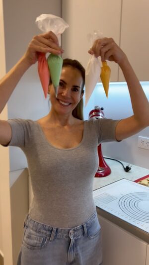 Karina Calmet Instagram - Frosting para decorar Galletas 🍪🖍️🎨💫
Gracias @yamigiha 💖