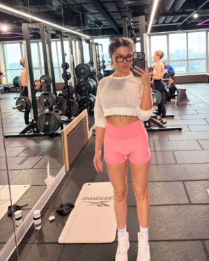 Karina Zvereva Instagram - Поднакопилось у меня селфулей из зала…А че им только в сторьках пылится? Ловите карусель 🍒 #дальшебольше w/ @yarik_coach