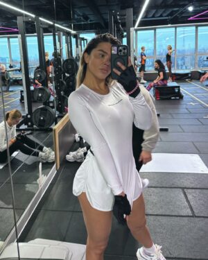 Karina Zvereva Instagram - Поднакопилось у меня селфулей из зала…А че им только в сторьках пылится? Ловите карусель 🍒 #дальшебольше w/ @yarik_coach