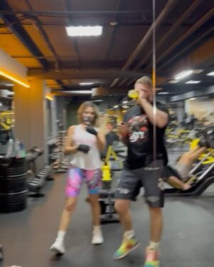Karina Zvereva Instagram - Поднакопилось у меня селфулей из зала…А че им только в сторьках пылится? Ловите карусель 🍒 #дальшебольше w/ @yarik_coach