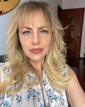 Karine Teles Instagram - #tbt Eu, em casa depois de gravar como Madeleine em Pantanal. Há quase 3 anos! Tava com o cabelo (com extensões) e a maquiagem dela (incluindo bronzeamento artificial). Fiz um monte de fotos com o timer, tentando me ver. Quando prendi o cabelo, achei um pouco. Mudar para as minhas personagens é muito importante pra mim. É uma parte grande do meu trabalho. Como o corpo se apresenta, se move, o que veste, onde mora…. Camadas… Tô nesse momento, preparando tudo isso pra Aldeíde…. Animada e ansiosa… Mas sim, esse tbt também pode ser lido como biscoito! #tbt #biscoito #madeleine #pantanal