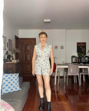Karine Teles Instagram - #tbt Eu, em casa depois de gravar como Madeleine em Pantanal. Há quase 3 anos! Tava com o cabelo (com extensões) e a maquiagem dela (incluindo bronzeamento artificial). Fiz um monte de fotos com o timer, tentando me ver. Quando prendi o cabelo, achei um pouco. Mudar para as minhas personagens é muito importante pra mim. É uma parte grande do meu trabalho. Como o corpo se apresenta, se move, o que veste, onde mora…. Camadas… Tô nesse momento, preparando tudo isso pra Aldeíde…. Animada e ansiosa… Mas sim, esse tbt também pode ser lido como biscoito! #tbt #biscoito #madeleine #pantanal