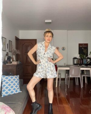 Karine Teles Instagram - #tbt Eu, em casa depois de gravar como Madeleine em Pantanal. Há quase 3 anos! Tava com o cabelo (com extensões) e a maquiagem dela (incluindo bronzeamento artificial). Fiz um monte de fotos com o timer, tentando me ver. Quando prendi o cabelo, achei um pouco. Mudar para as minhas personagens é muito importante pra mim. É uma parte grande do meu trabalho. Como o corpo se apresenta, se move, o que veste, onde mora…. Camadas… Tô nesse momento, preparando tudo isso pra Aldeíde…. Animada e ansiosa… Mas sim, esse tbt também pode ser lido como biscoito! #tbt #biscoito #madeleine #pantanal