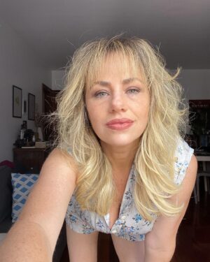 Karine Teles Instagram - #tbt Eu, em casa depois de gravar como Madeleine em Pantanal. Há quase 3 anos! Tava com o cabelo (com extensões) e a maquiagem dela (incluindo bronzeamento artificial). Fiz um monte de fotos com o timer, tentando me ver. Quando prendi o cabelo, achei um pouco. Mudar para as minhas personagens é muito importante pra mim. É uma parte grande do meu trabalho. Como o corpo se apresenta, se move, o que veste, onde mora…. Camadas… Tô nesse momento, preparando tudo isso pra Aldeíde…. Animada e ansiosa… Mas sim, esse tbt também pode ser lido como biscoito! #tbt #biscoito #madeleine #pantanal