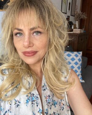 Karine Teles Instagram - #tbt Eu, em casa depois de gravar como Madeleine em Pantanal. Há quase 3 anos! Tava com o cabelo (com extensões) e a maquiagem dela (incluindo bronzeamento artificial). Fiz um monte de fotos com o timer, tentando me ver. Quando prendi o cabelo, achei um pouco. Mudar para as minhas personagens é muito importante pra mim. É uma parte grande do meu trabalho. Como o corpo se apresenta, se move, o que veste, onde mora…. Camadas… Tô nesse momento, preparando tudo isso pra Aldeíde…. Animada e ansiosa… Mas sim, esse tbt também pode ser lido como biscoito! #tbt #biscoito #madeleine #pantanal