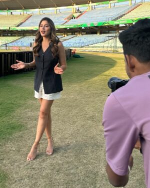 Karishma Kotak Instagram - Back where I belong - this time hosting the last leg of the @_legends90 here in Raipur!!! 🏏🏏 @hcmediamgmt 
Catch all the live action only on @sonysportsnetwork 
Sony sports Ten and Sony sports Ten 3