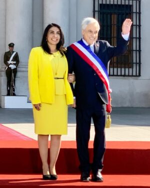 Karla Rubilar Instagram - Al estadista. Al demócrata de primera hora. Al hombre de diálogo y de acuerdos. Al gestor con sentido de urgencia y propósito. Al que valoraba la diversidad. Al papá, esposo y abuelo. Al hombre bueno que era un mentor y como un padre para mí. ¡Lo echamos infinitamente de menos! Un beso y abrazo al cielo Presidente 🥹❤️ #SebastianPiñera