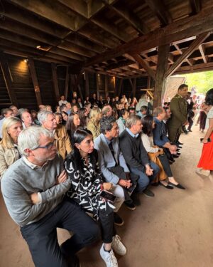 Karla Rubilar Instagram - #LaRutaDePinoYkarla #LagoRanco
Día 5
¡Hoy elegimos recordar al Pdte Piñera con alegría! Agradecemos con el alma a la familia Piñera Morel por permitirnos ser parte de la íntima misa en bahía Coique en memoria del Pdte Piñera a un año de su fallecimiento. Llena de detalles, nos llenó el corazón. A su vez fuimos testigos de la primera piedra de la Capilla Nuestra Señora de Fátima que será un lugar de encuentro para la comunidad de Futrono. Todo tan simbólico que se volvió inolvidable como él.
#LaRutadePino