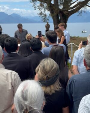 Karla Rubilar Instagram - #LaRutaDePinoYkarla #LagoRanco
Día 5
¡Hoy elegimos recordar al Pdte Piñera con alegría! Agradecemos con el alma a la familia Piñera Morel por permitirnos ser parte de la íntima misa en bahía Coique en memoria del Pdte Piñera a un año de su fallecimiento. Llena de detalles, nos llenó el corazón. A su vez fuimos testigos de la primera piedra de la Capilla Nuestra Señora de Fátima que será un lugar de encuentro para la comunidad de Futrono. Todo tan simbólico que se volvió inolvidable como él.
#LaRutadePino