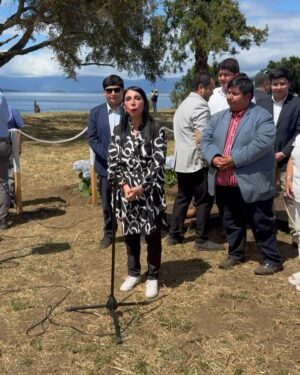 Karla Rubilar Instagram - #LaRutaDePinoYkarla #LagoRanco
Día 5
¡Hoy elegimos recordar al Pdte Piñera con alegría! Agradecemos con el alma a la familia Piñera Morel por permitirnos ser parte de la íntima misa en bahía Coique en memoria del Pdte Piñera a un año de su fallecimiento. Llena de detalles, nos llenó el corazón. A su vez fuimos testigos de la primera piedra de la Capilla Nuestra Señora de Fátima que será un lugar de encuentro para la comunidad de Futrono. Todo tan simbólico que se volvió inolvidable como él.
#LaRutadePino