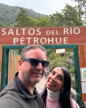 Karla Rubilar Instagram - #LaRutaDePinoyKarla
Dia 3
En nuestro recorrido llegamos con @karlaenaccion a #PuertoMontt, donde no podía faltar la clásica foto junto al Monumento a los Enamorados, ese ícono frente al mar que captura la esencia romántica de la ciudad.

Luego nos aventuramos hacia los impresionantes Saltos de Petrohué @saltosdelpetrohue a poco más de una hora de la ciudad. 
Aunque notamos que el caudal ha disminuido en comparación con años anteriores, el paisaje sigue siendo espectacular, rodeado de un entorno verde y naturaleza que te deja sin palabras. 🌿🌊

Cada lugar nos muestra un pedacito único del sur de Chile, ¡y aún queda mucho por descubrir!

#LaRutaDePino #DosEnPuertoMontt #SaltosDePetrohue