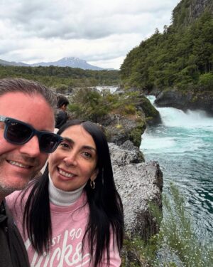 Karla Rubilar Instagram - #LaRutaDePinoyKarla
Dia 3
En nuestro recorrido llegamos con @karlaenaccion a #PuertoMontt, donde no podía faltar la clásica foto junto al Monumento a los Enamorados, ese ícono frente al mar que captura la esencia romántica de la ciudad.

Luego nos aventuramos hacia los impresionantes Saltos de Petrohué @saltosdelpetrohue a poco más de una hora de la ciudad. 
Aunque notamos que el caudal ha disminuido en comparación con años anteriores, el paisaje sigue siendo espectacular, rodeado de un entorno verde y naturaleza que te deja sin palabras. 🌿🌊

Cada lugar nos muestra un pedacito único del sur de Chile, ¡y aún queda mucho por descubrir!

#LaRutaDePino #DosEnPuertoMontt #SaltosDePetrohue