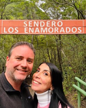 Karla Rubilar Instagram - #LaRutaDePinoyKarla
Dia 3
En nuestro recorrido llegamos con @karlaenaccion a #PuertoMontt, donde no podía faltar la clásica foto junto al Monumento a los Enamorados, ese ícono frente al mar que captura la esencia romántica de la ciudad.

Luego nos aventuramos hacia los impresionantes Saltos de Petrohué @saltosdelpetrohue a poco más de una hora de la ciudad. 
Aunque notamos que el caudal ha disminuido en comparación con años anteriores, el paisaje sigue siendo espectacular, rodeado de un entorno verde y naturaleza que te deja sin palabras. 🌿🌊

Cada lugar nos muestra un pedacito único del sur de Chile, ¡y aún queda mucho por descubrir!

#LaRutaDePino #DosEnPuertoMontt #SaltosDePetrohue